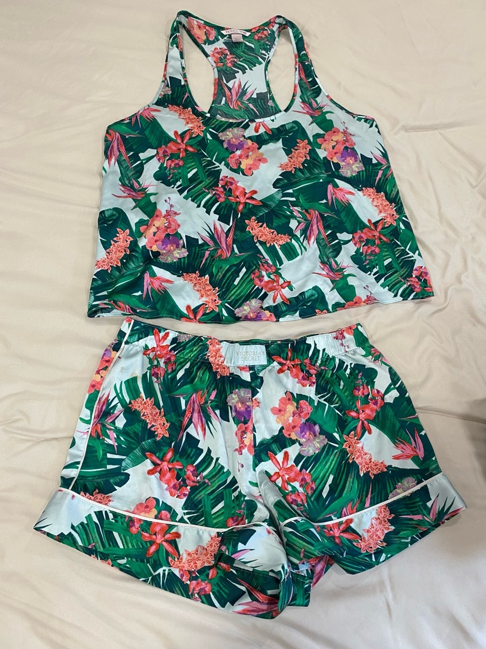 Victoria’s Secret matching sleep set! Size medium women’s 2-6